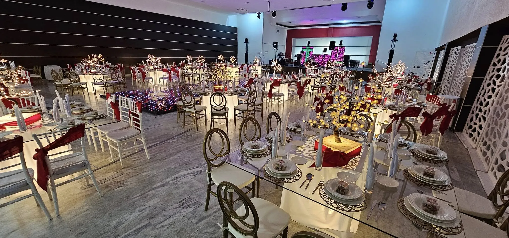 Salón Belantia by Platinum Events — pista iluminada